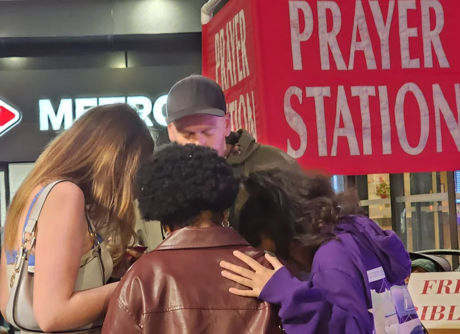 Grupo reunido em oração no Prayer Station