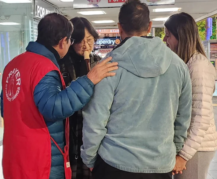 Equipe do Prayer Station orando por um casal