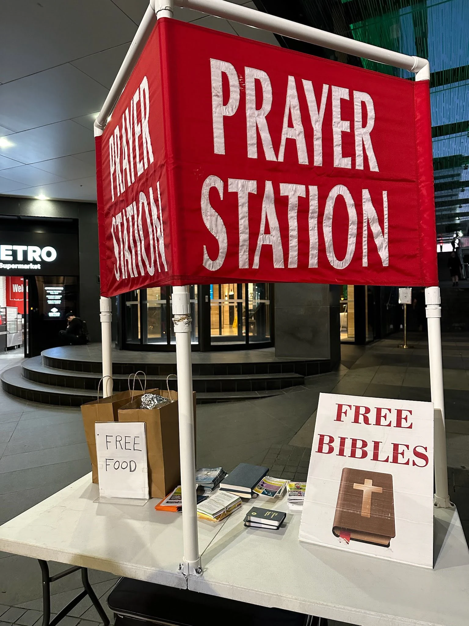 Espaço do Prayer Station com alimento e Bíblias