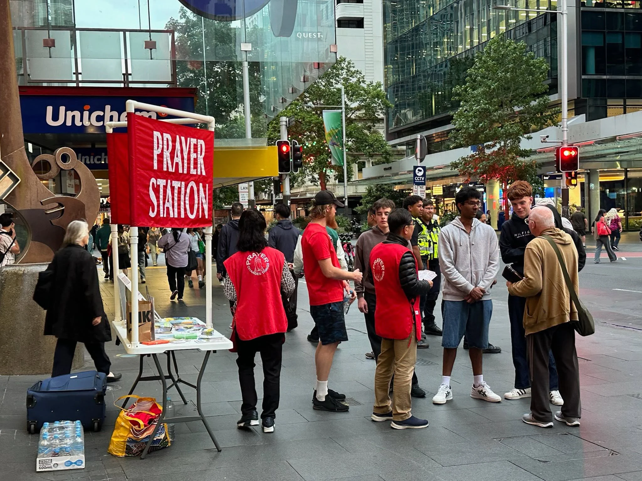 Equipe do Prayer Station conversando com jovens na Queen Street