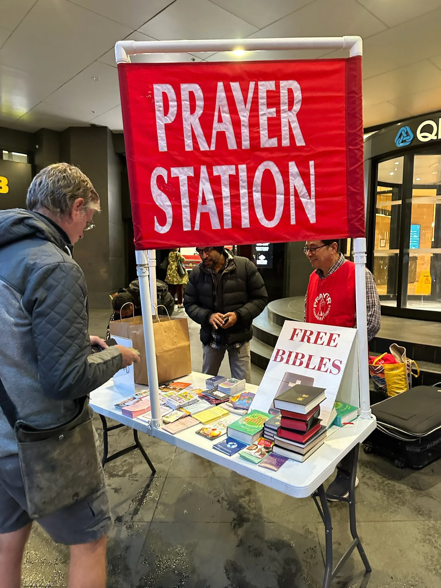 Mesa do Prayer Station com Bíblias e materiais gratuitos