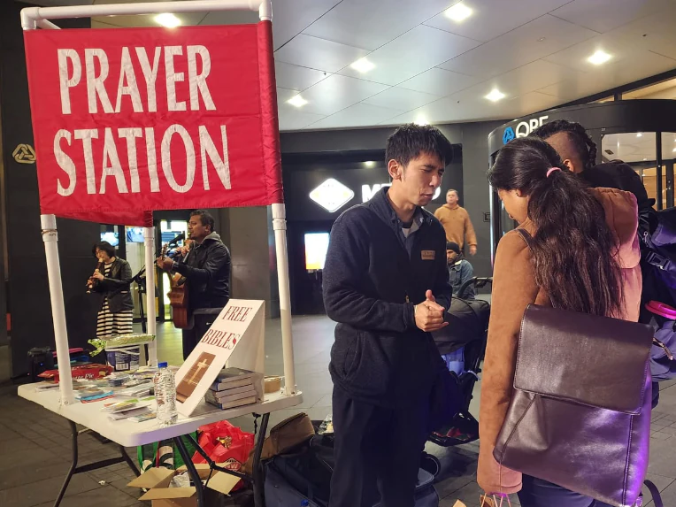 Oração pública diante da faixa do Prayer Station