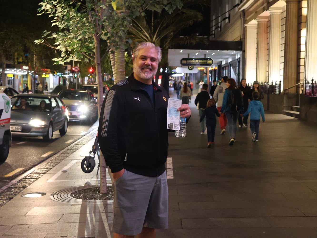 Rafael compartilhando uma mensagem na Queen Street