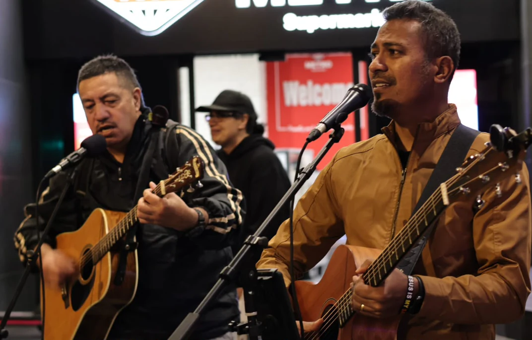Dois músicos conduzindo o louvor no Prayer Station