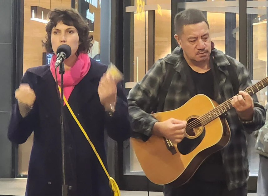Cantora e músico conduzindo o louvor